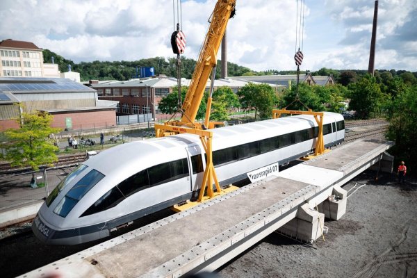Das einstige Test- und Vorführfahrzeug wird im Eisenbahnmuseum in Bochum auf einem Stück Original-Fahrweg mitsamt riesiger Magneten ausgestellt. - © Fabian Strauch/dpa/dpa-tmn