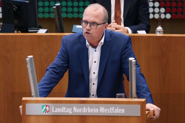 SPD-Oppositionsführer Jochen Ott kritisierte, dass die Opposition nicht frühzeitig in das Maßnahmenpaket eingebunden worden sei. - © David Young/dpa