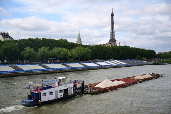 Keine Filmszene, sondern ein Foto aus dem Sommer während Olympia. Ein Schiff passiert Tribünen, im Hintergrund ist der Eiffelturm zu sehen. Im Netflix-Hit «Im Wasser der Seine» treibt dagegen ein Hai sein Unwesen im Pariser Gewässer. (Archivbild) - © Sina Schuldt/dpa