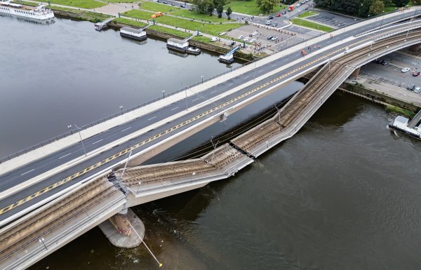 Weitere Teile der Brücke gelten als einsturzgefährdet. - © Robert Michael/dpa