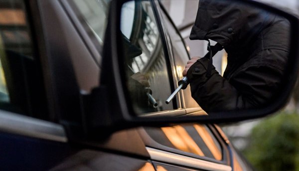 In Deutschland sind wieder mehr Autos gestohlen worden (Symbolbild). - © Axel Heimken/dpa