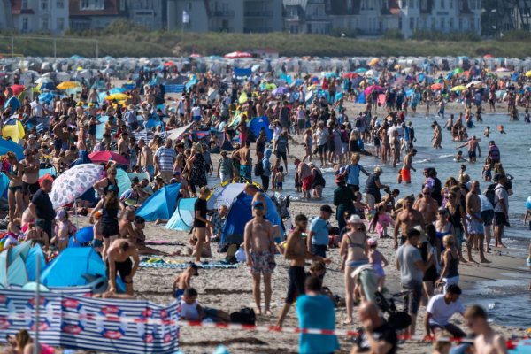 Volle Hotels, volle Strände: Deutschland-Tourismus wächst. - © Stefan Sauer/dpa