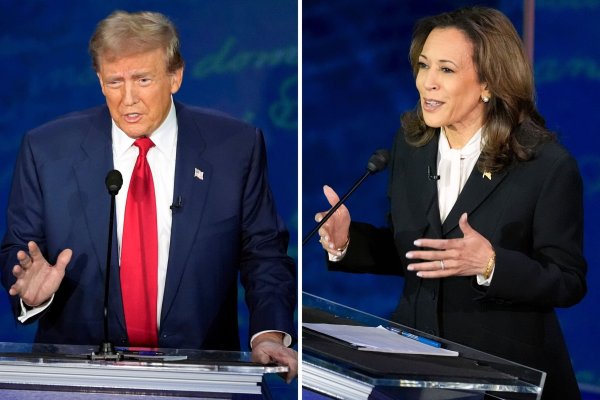 Donald Trump und Kamala Harris schenkten sich auf der Bühne beim TV-Duell nichts. - © Alex Brandon/AP/dpa