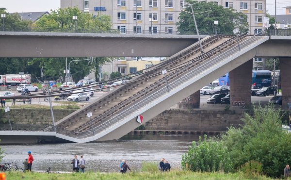 Die Brücke in Dresden liegt zum Teil im Wasser. - © Robert Michael/dpa