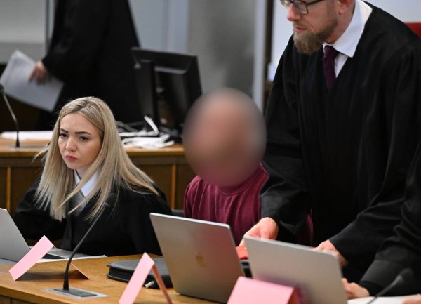 Ein selbst ernannter Lebensberater aus Walldürn wurde vom Landgericht Mosbach wegen Geiselnahme und Vergewaltigung verurteilt - nun gibt es Revisionen. (Archivbild) - © Bernd Weißbrod/dpa