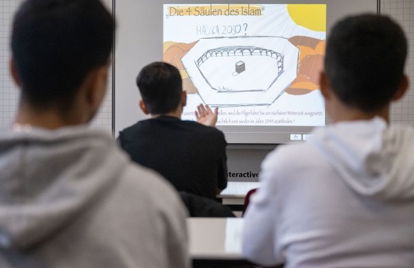 Derzeit befinden sich 271 Lehrkräfte für islamischen Religionsunterricht im Schuldienst des Landes NRW. (Symbolbild) - © Marijan Murat/dpa