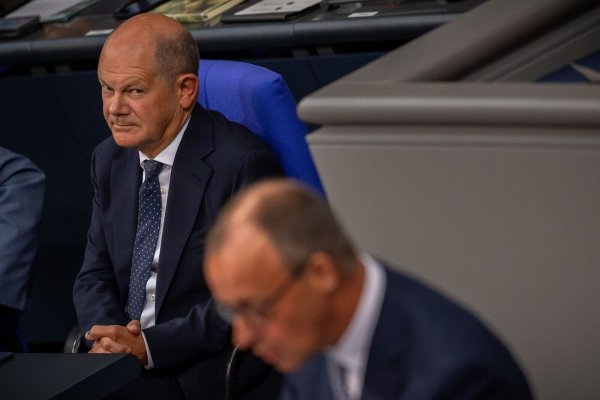 Scholz bietet Merz im Bundestag die Fortsetzung der Migrationsgespräche an, der will aber nicht. - © Michael Kappeler/dpa