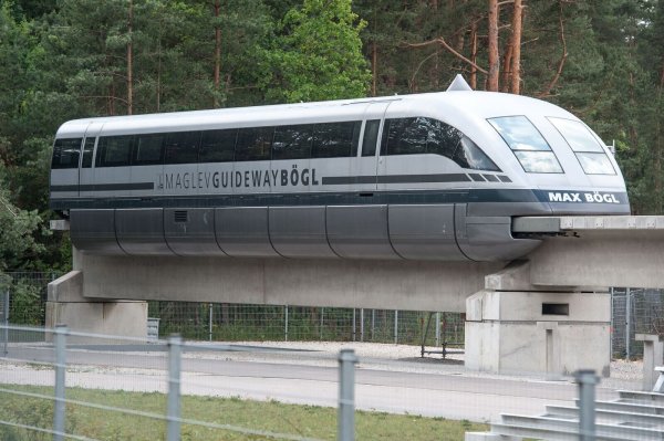 Einst wurde mit dem Prototypen für die in München geplante Transrapidstrecke geworben, nun wechselt das Ausstellungsstück ins Ruhrgebiet (Archivbild) - © picture alliance / dpa