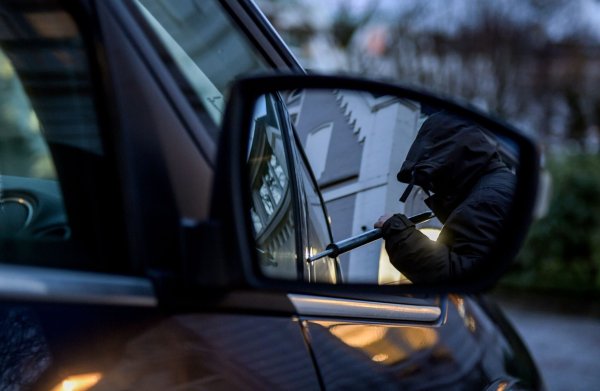 Innerhalb von NRW ist das Risiko, Opfer eines Autodiebstahls zu werden, laut GDV in Düsseldorf besonders hoch (Foto Illustration) - © Axel Heimken/dpa