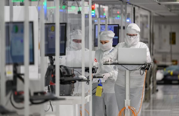 Infineon Mitarbeiter in eine Reinraum. Dem Konzern aus Neubiberg bei München ist ein Durchbruch bei Galliumnitrid gelungen. - © Robert Michael/dpa