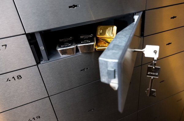 Da Gold selbst keine Zinsen abwirft, verstärkt die Aussicht auf fallende Zinsen die Nachfrage nach dem Edelmetall. (Archivbild) - © Sven Hoppe/dpa
