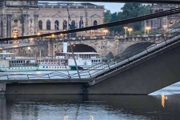 Teile der Carolabrücke über der Elbe sind eingestürzt. - © Robert Michael/dpa