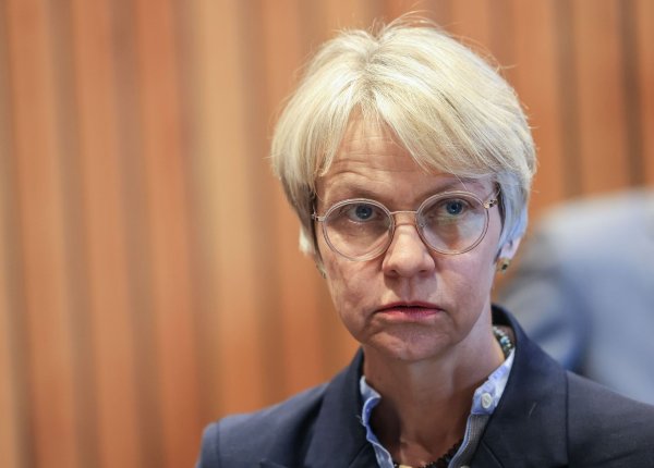 Schulministerin Dorothee Feller (CDU) steht im Schulausschuss des Landtags in Nordrhein-Westfalen. - © Oliver Berg/dpa