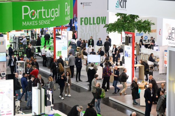 Zahlreiche Besucher laufen bei der Industriemesse Hannover Messe durch die Messehalle 2. - © Julian Stratenschulte/dpa