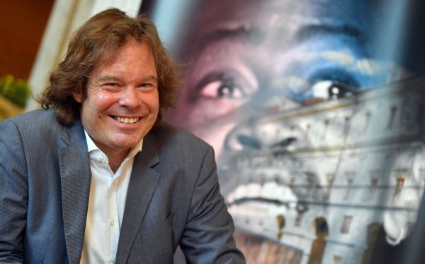 Künstlerische Leiter Rolf C. Hemke gibt einen Vorgeschmack auf das Programm im Sommer beim Kunstfest. - © Martin Schutt/dpa-Zentralbild/dpa