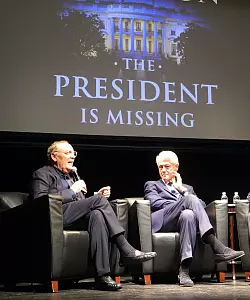 Bill Clinton und James Patterson - &copy; Foto: Johannes Schmitt-Tegge/dpa