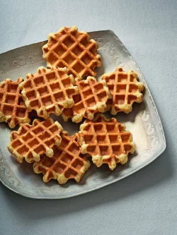 Mit den Resten von Sauerteig lassen sich wunderbare Waffeln zaubern. Ein Rezept hierfür liefert Sonja Bauer in ihrem Buch «Sauerteig kann alles». - © Julia Ruby Hildebrand/Christian Verlag/dpa-tmn