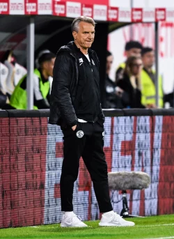 Lässt seine Zukunft offen: Elversbergs Trainer Horst Steffen - © Silas Schüller/DEFODI Images/dpa