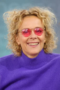 Schauspielerin Katja Riemann im vergangenen Jahr mit rosaroter Brille auf der Leipziger Buchmesse. Bei allgemeiner Krisenstimmung liegen bunte und optimistische Farben in diesem Jahr laut Augenoptik-Industrie besonders im Trend. (Archivbild) - &copy; Jan Woitas/dpa