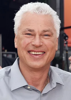 Der ehemalige Fu&szlig;ballspieler Toni Polster l&auml;chelt bei einem Fototermin. - &copy; Henning Kaiser/dpa/Archivbild