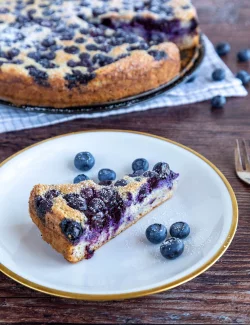 Der Heidelbeerkuchen ist mit Tofu und Sojasahne gemacht. Die Eier im Rezept können Veganer durch Aquafaba ersetzen. - © smarticular Verlag/dpa-tmn