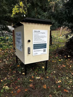 Die erste «Tierklappe» der Schweiz - das Konzept ist nicht unumstritten. - © -/Stiftung Tierklappe/dpa