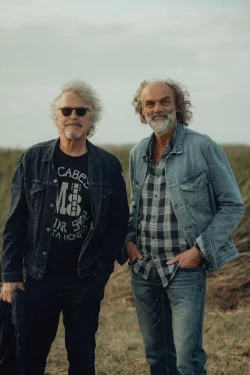 BAP-S&auml;nger Wolfgang Niedecken (l) und Santiano-Mitglied Hans-Timm "Timsen" Hinrichsen haben einen gemeinsamen Song aufgenommen (Handout). - &copy; Leon Schlesselmann/DolceRita Music/Warner Music/dpa