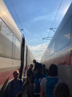 Ein ICE wird auf offener Strecke evakuiert, indem die Fahrg&auml;ste in einen anderen Zug umsteigen. - &copy; Larissa Frey/dpa