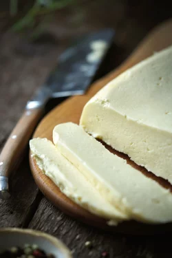 Kurzer Prozess: Wer morgen Bratkäse in die Pfanne hauen möchte, braucht für den Paneer nur Milch, Zitronen, Joghurt, Salz und Gewürze, um heute mit der Zubereitung zu beginnen. - © Pedro Torres/Verlag Eugen Ulmer/dpa-tmn