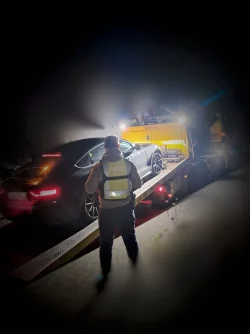 Bei einem Einsatz gegen illegales Glücksspiel stellte die Polizei ein Luxusauto sicher und lässt es abtransportieren. - © Polizei Paderborn/dpa