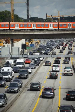 Pendler brauchen gute Nerven. (Symbolbild) - © Gregor Fischer/dpa