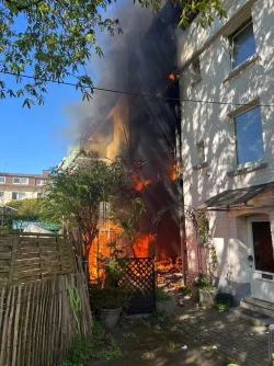 Die Feuerwehr kämpfte fünf Stunden gegen die Flammen. - © Feuerwehr Essen