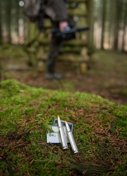 Jagdmunition liegt auf einem Waldboden. In Oberhausen soll ein J&auml;ger einen Schuss auf ein Pferd abgegeben haben. - &copy; Friso Gentsch/dpa