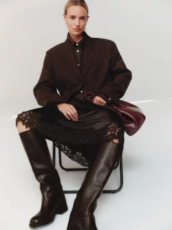 All-Brown-Styling: Schokobraun in verschiedenen Nuancen schafft Tiefe und Eleganz im monochromen Look, hier von Arket (Hemd ca. 89 Euro, Blazer ca. 169 Euro, Satinrock mit Spitze ca. 89 Euro, Stiefel ca. 299 Euro, Tasche ca. 149 Euro). - © Arket/dpa-tmn