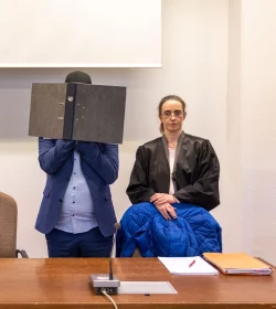 Der Angeklagte neben seiner Rechtsanw&auml;ltin im K&ouml;lner Landgericht. Der Mann wurde zu einer langen Haftstrafe verurteilt. - &copy; Thomas Banneyer/dpa