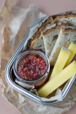 Das würzige Radieschen-Relish passt optimal zu einem kräftigen Bergkäse und Brot - in der Dose verpackt, lässt sich alles gut für unterwegs mitnehmen. - © Pauline Joos/dpa-tmn