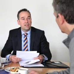 Experte f&uuml;r Versicherungen rund ums Ehrenamt: Lutz Dettmer von der Ecclesia. &bdquo;Die Tr&auml;ger der Wohnheime sind durchaus in der Pflicht, zum nachbarschaftlichen Frieden beizutragen", sagt er. Dettmer r&auml;t zu Sammel-Haftpflichtversicherungen. - &copy; Vera Gerstendorf-Welle