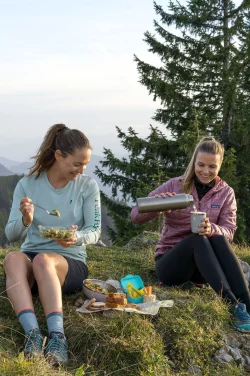 Leckeres Essen schön verpackt lässt sich bei einer Rast während der Wanderung gut genießen. - © Pauline Joos/dpa-tmn