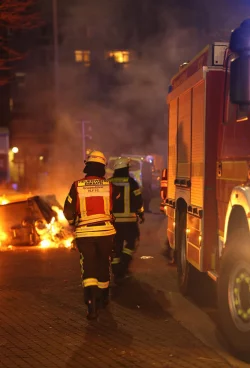 Immer wieder rückte die Feuerwehr in Erkrath wegen brennender Container aus - und wurde dann mit Böllern beschossen - © Feuerwehr Erkrath/dpa