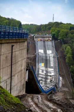 Nach der Sprengung liegt die Rahmede-Talbr&uuml;cke am Boden, Teile der Fahrbahn sind zu sehen. - &copy; Markus Kl&uuml;mper/dpa/Archivbild