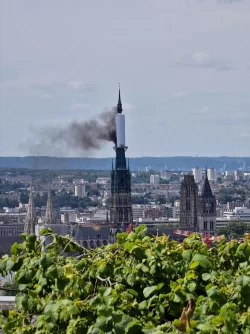 Der Turm der Kathedrale von Rouen steht in Flammen. - © Patrick Streiff/AFP/dpa