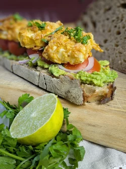 Statt Butter ein Avocadobett, statt einer Scheibe Wurst oder Käse knusprige Feta-Häppchen: Die belegte Brotscheibe sorgt für einen Wow-Moment. - © Doreen Hassek/hauptstadtkueche.blogspot.com/dpa-tmn