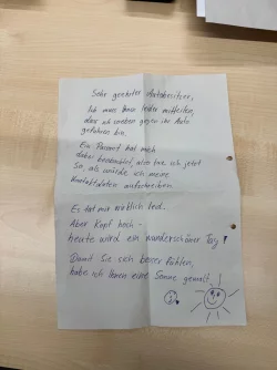 Eine Sonne zum &laquo;Trost&raquo;, aber keine Telefonnummer des Unfallverursachers. (Foto: Polizei) - &copy; Polizei/KPB Ennepe-Ruhr-Kreis/dpa