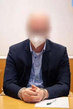 Der Angeklagte vor Prozessbeginn in Fulda. Der ehemalige Schulleiter ist wegen Kindesmissbrauchs verurteilt worden. - &copy; Sebastian Gollnow/dpa