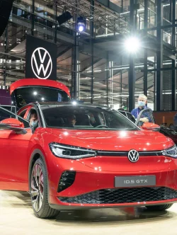 Ein VW ID.5 bei der Vorstellung des Modells. Auch dieses Elektroauto wird vom Kraftfahrtbundesamt als SUV geführt. - © Ronald Bonss/dpa-Zentralbild/dpa