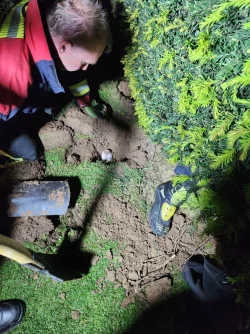 Nur noch die Schnauze der H&uuml;ndin &laquo;Lounee&raquo; ragt aus einem Erdloch. - &copy; Feuerwehr M&ouml;nchengladbach/dpa/Archivbild