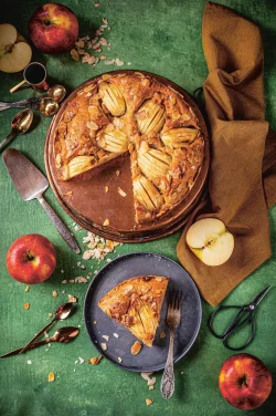 Ergibt ein besonderes Muster: Die halben Äpfel werden nicht in Scheibchen oder Viertel durchgeschnitten, sondern nur eingeritzt und tief in den zuckerfreien Teig gedrückt und gebacken. - © Susann Kreihe/Christian Verlag/dpa-tmn