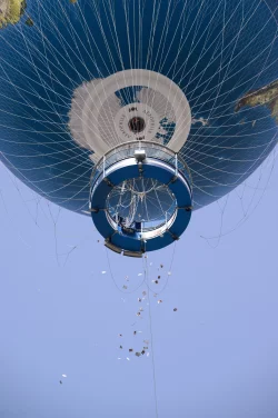 Israelische Angeh&ouml;rige von Hamas-Geiseln werfen Zettel mit Fotos der Verschleppten aus einem Hei&szlig;luftballon in Berlin-Mitte. - &copy; Bernd von Jutrczenka/dpa