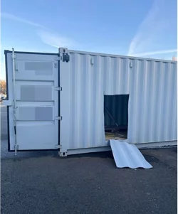 Die Diebe schnitten Blechw&auml;nde auf, um an das Feuerwerk zu kommen. - &copy; Isabelle Rust/Polizei Mettmann/dpa