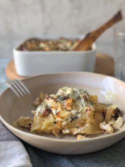 Es muss nicht immer italienisch sein: Die Lasagne bekommt durch Fetawürfel und Schafskäsegewürz einen griechischen Dreh. - © Doreen Hassek/hauptstadtkueche.blogspot.com/dpa-tmn